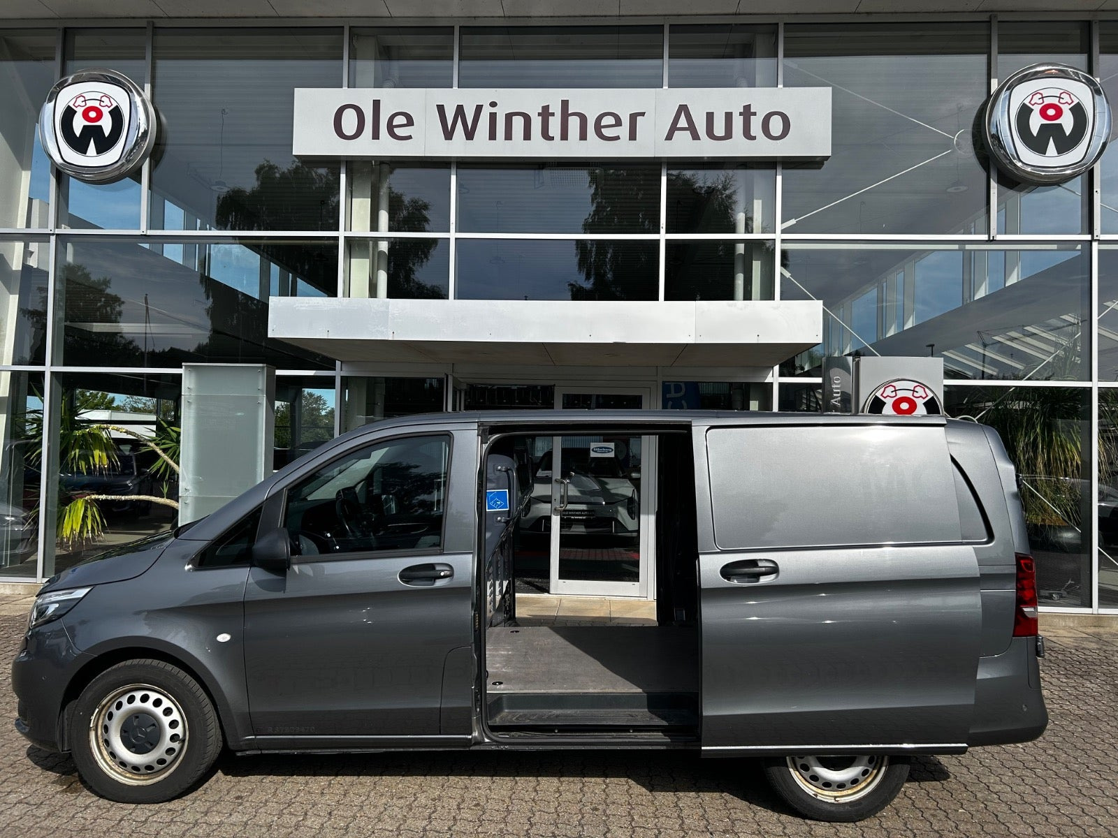 Grå Mercedes Vito 119 fra 2022