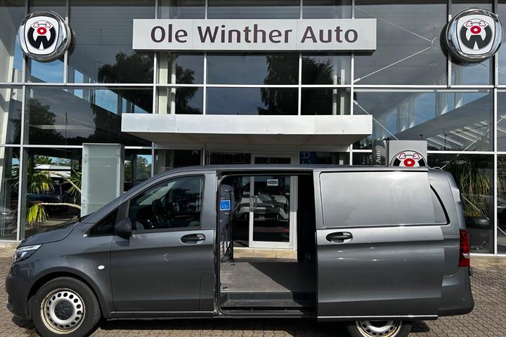 Grå Mercedes Vito 119 fra 2022