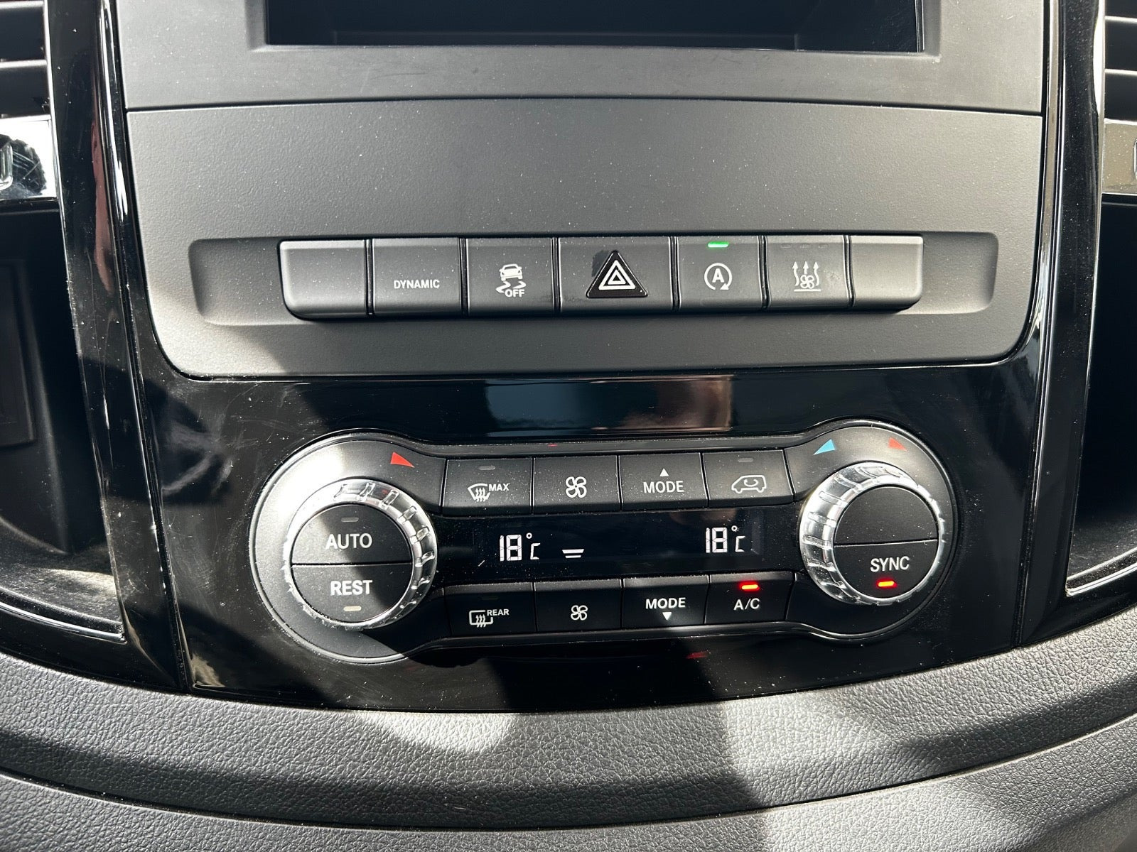 Grå Mercedes Vito 119 fra 2022