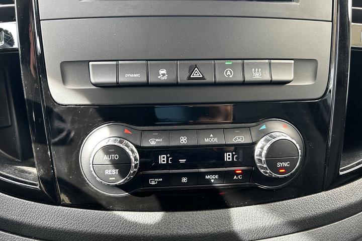 Grå Mercedes Vito 119 fra 2022