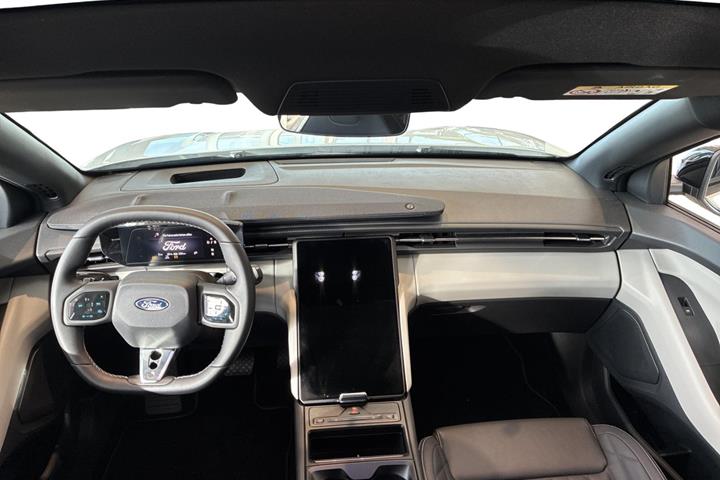 Hvid Ford Capri fra 2025