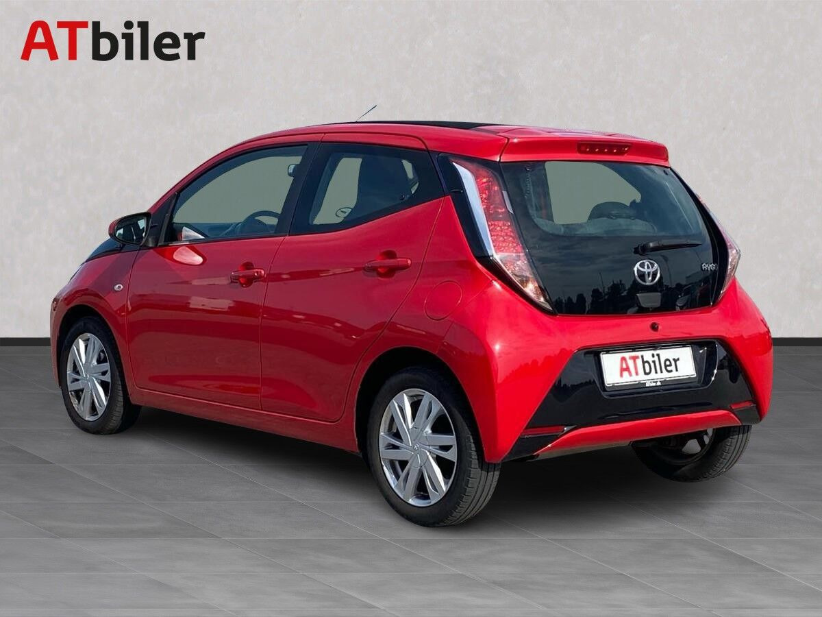 Rød Toyota Aygo fra 2015