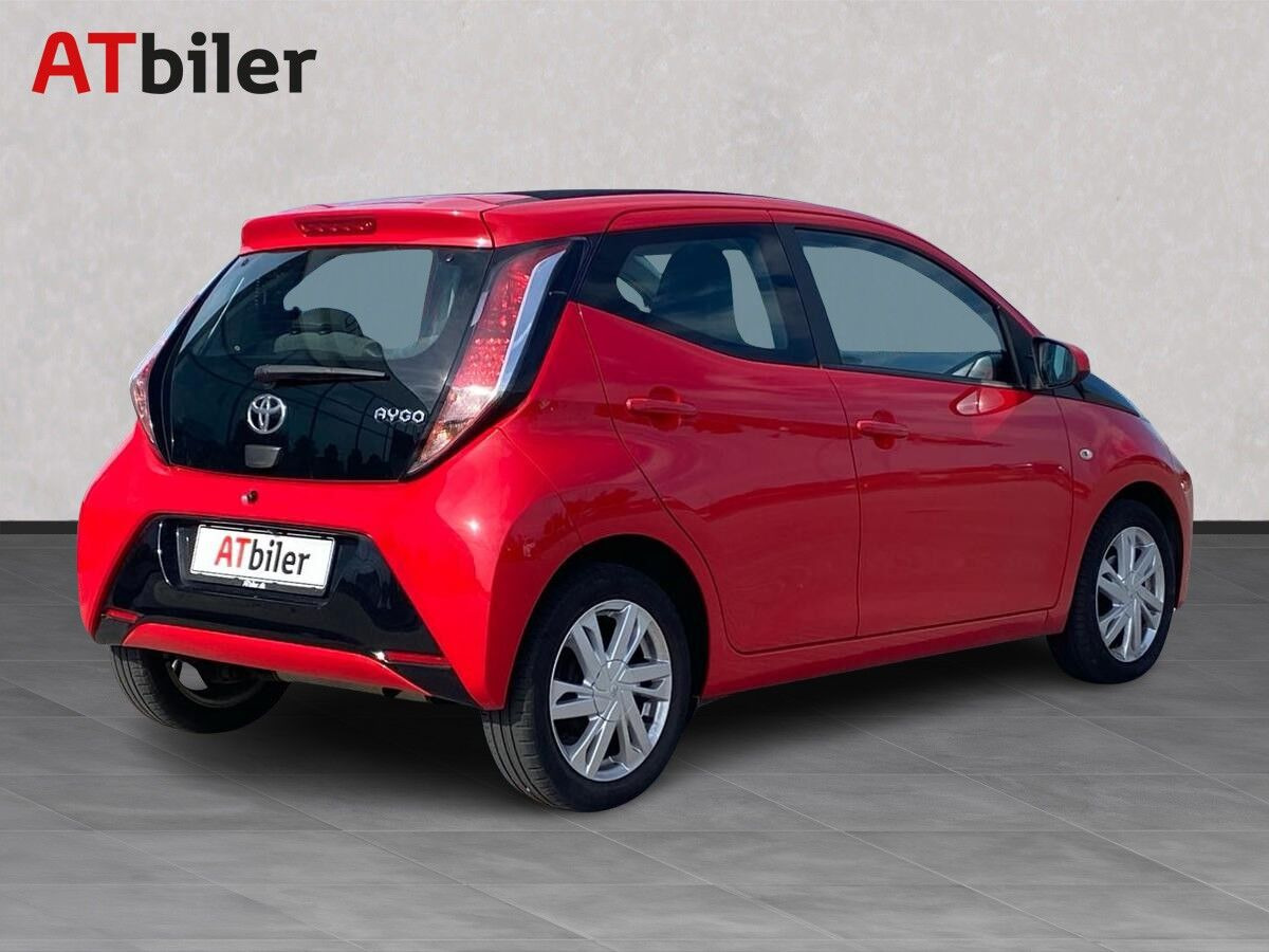 Rød Toyota Aygo fra 2015