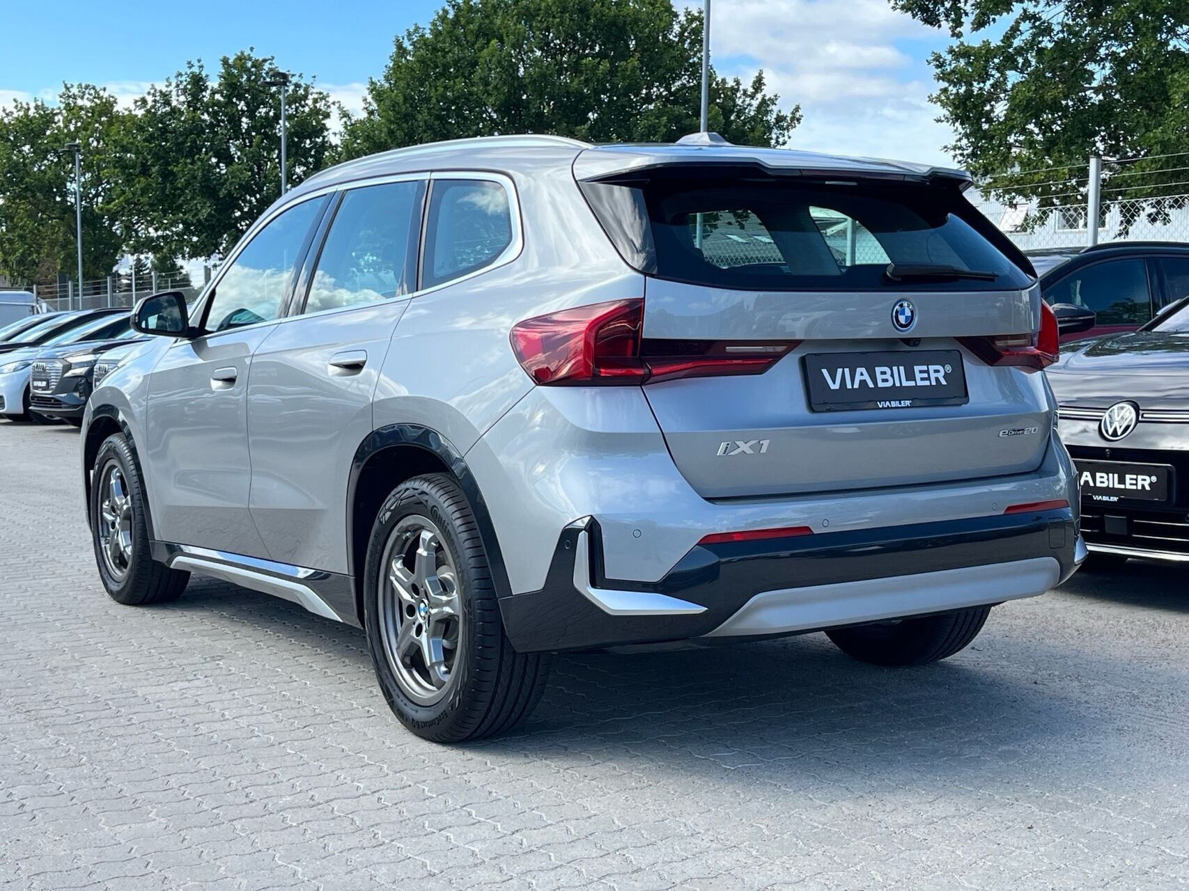 Sølv BMW iX1 fra 2025