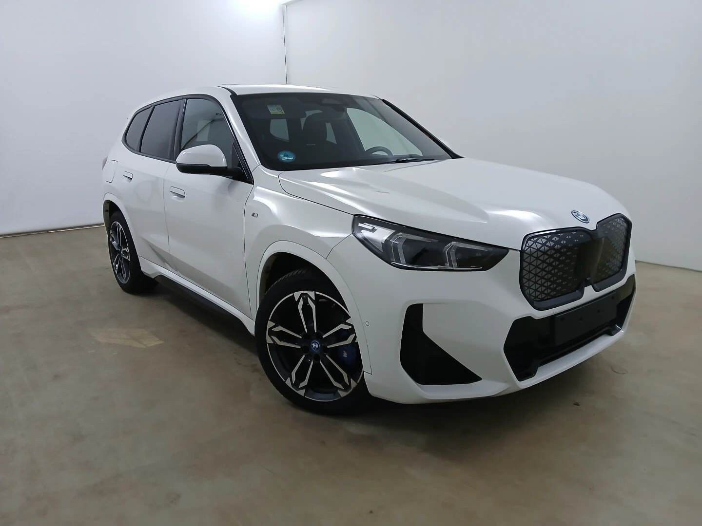 Hvid BMW iX1 fra 2024