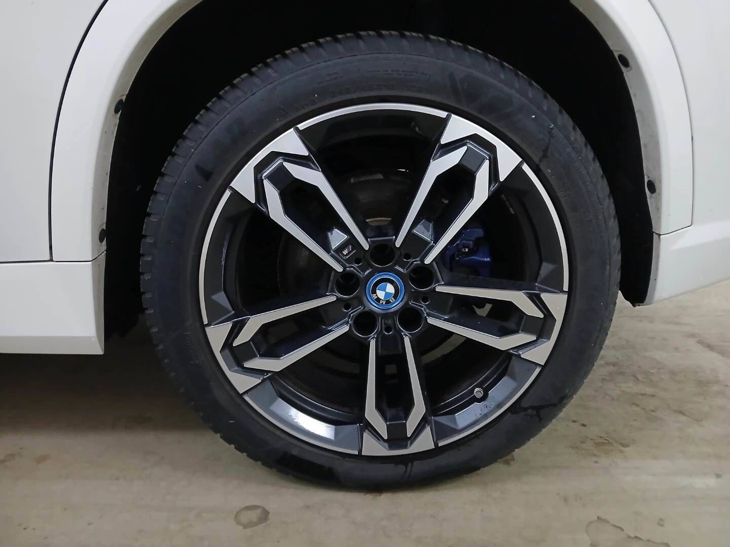 Hvid BMW iX1 fra 2024