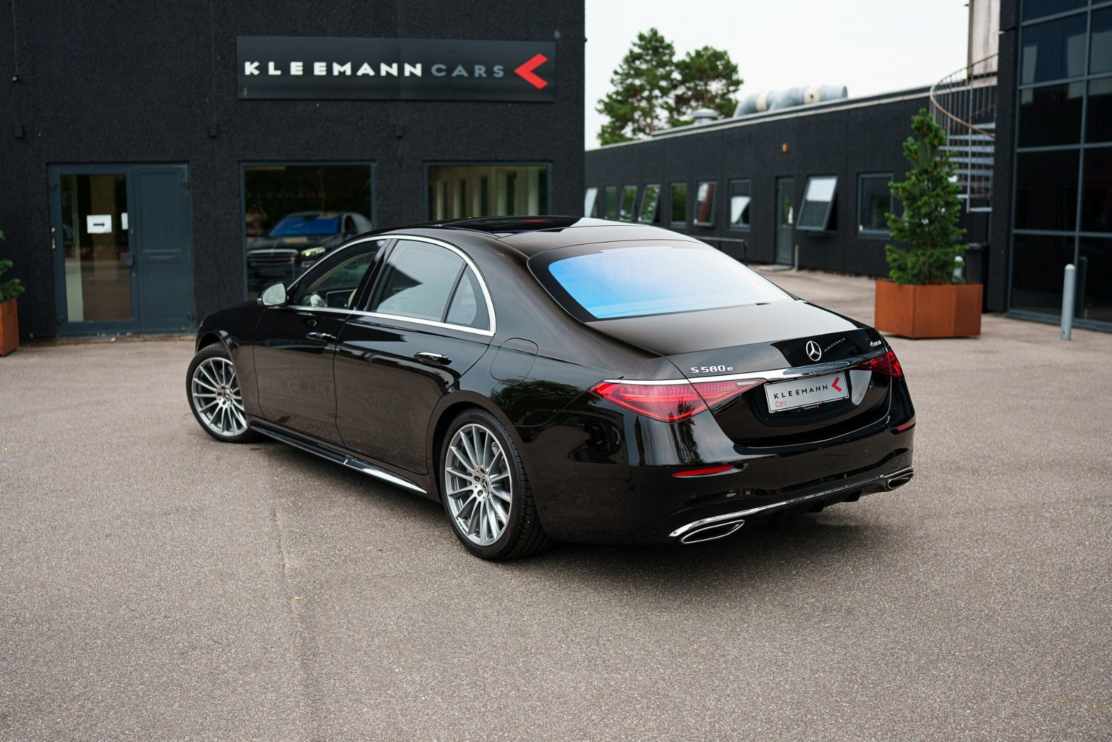Sort Mercedes S580 e fra 2023