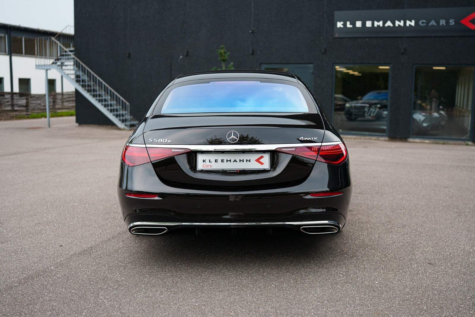 Sort Mercedes S580 e fra 2023