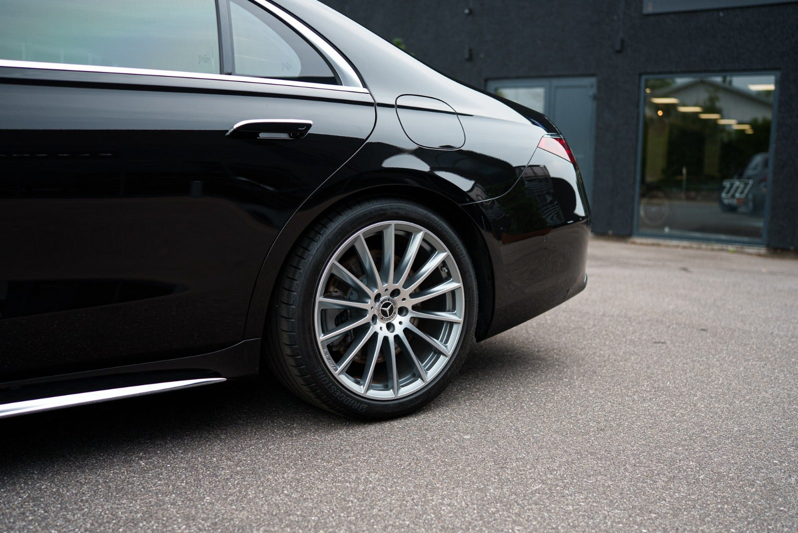 Sort Mercedes S580 e fra 2023