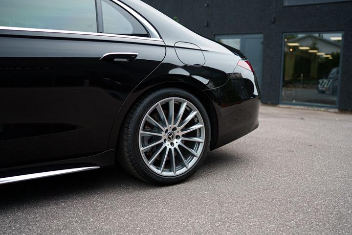 Sort Mercedes S580 e fra 2023