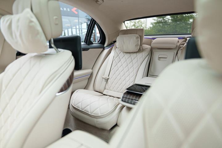 Sort Mercedes S580 e fra 2023