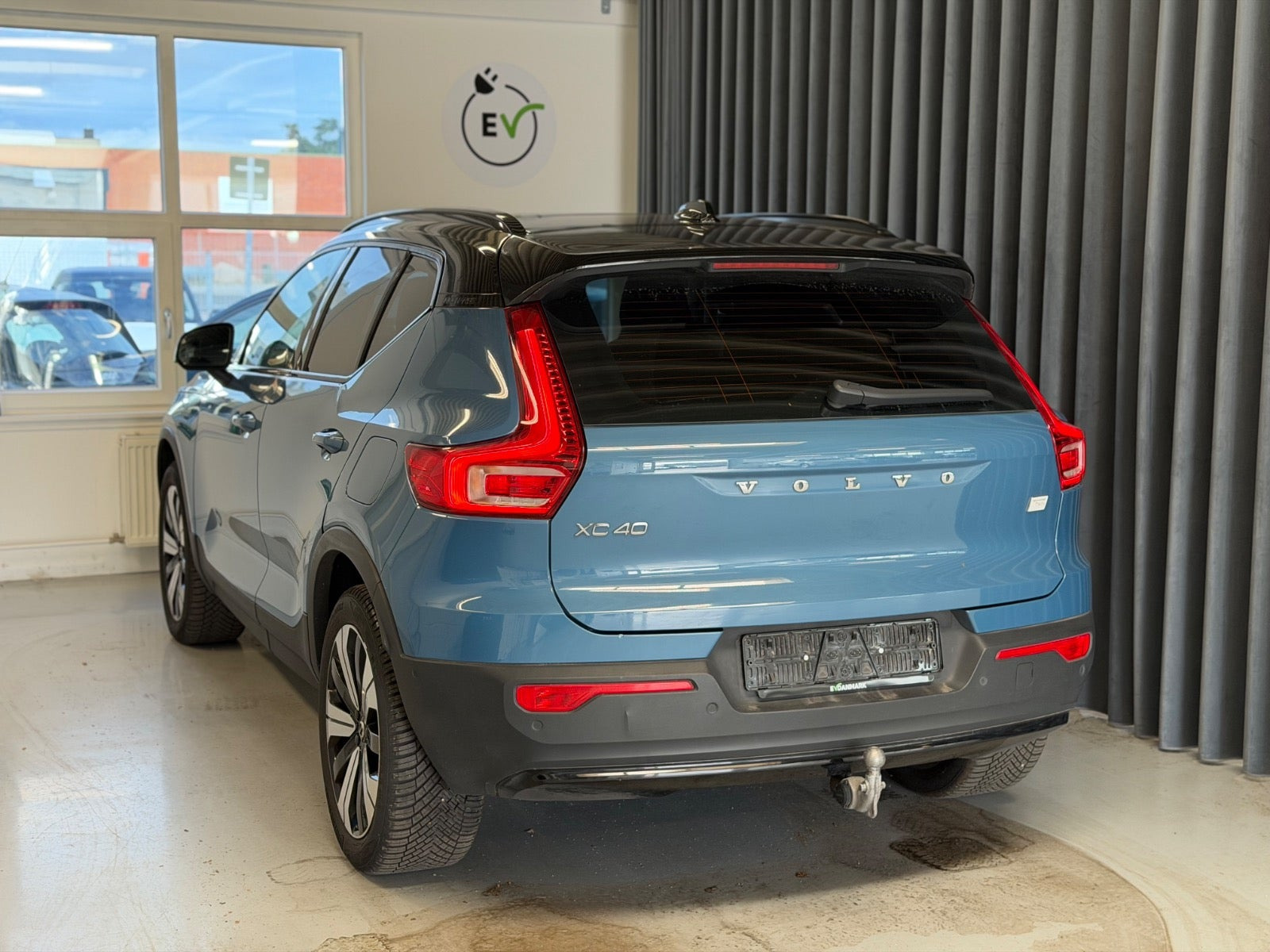 Blå Volvo XC40 fra 2023