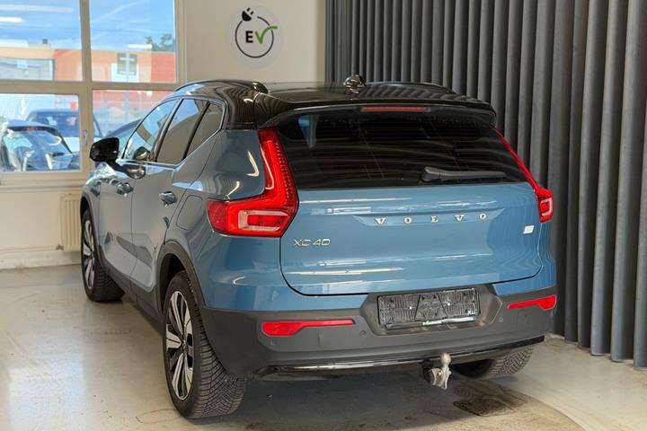 Blå Volvo XC40 fra 2023