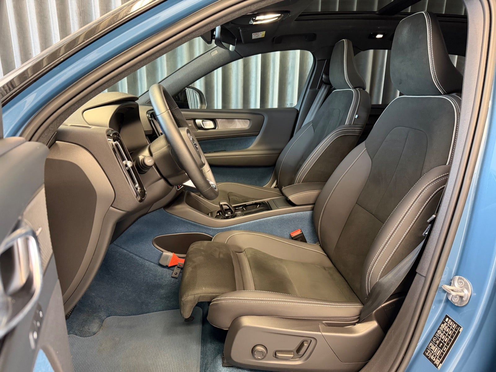 Blå Volvo XC40 fra 2023