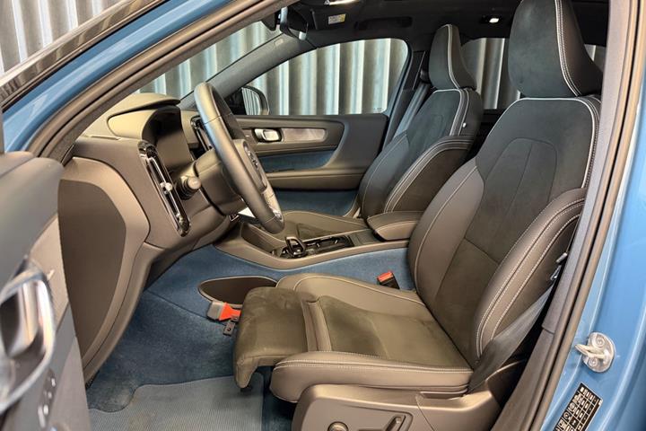 Blå Volvo XC40 fra 2023