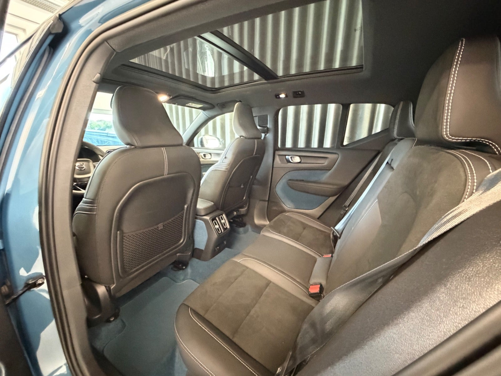 Blå Volvo XC40 fra 2023