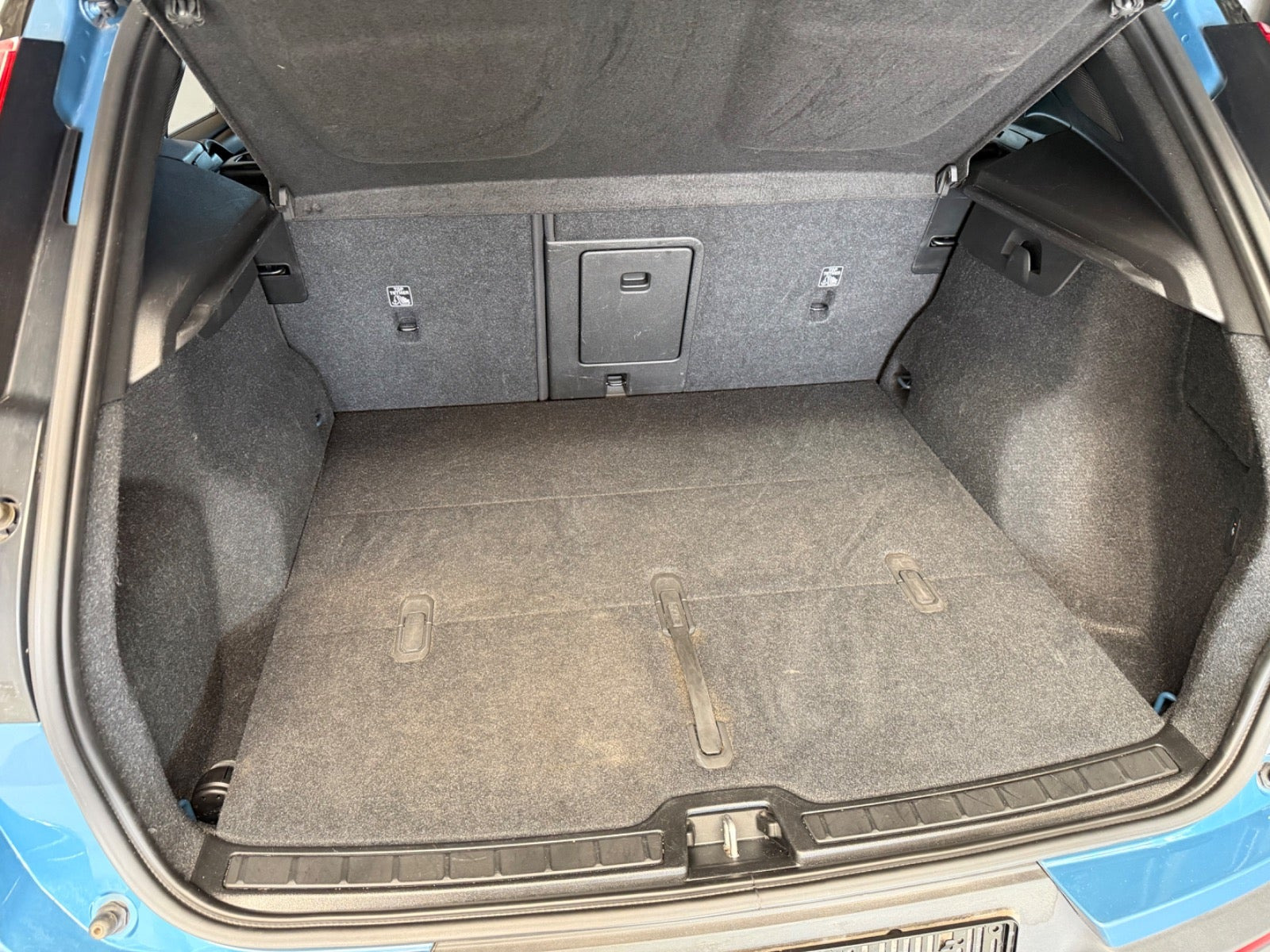 Blå Volvo XC40 fra 2023