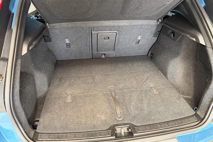 Blå Volvo XC40 fra 2023