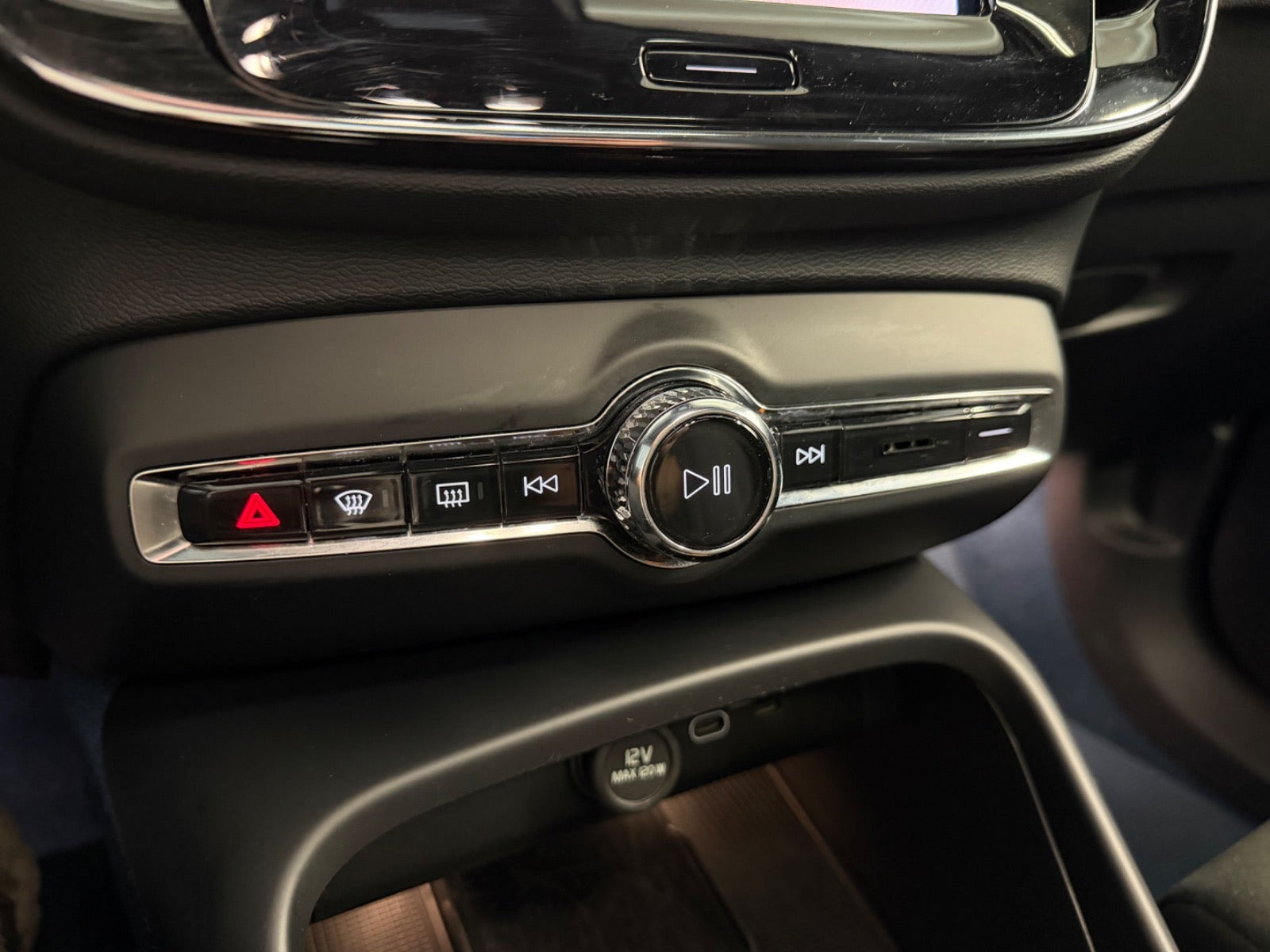 Blå Volvo XC40 fra 2023