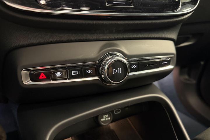 Blå Volvo XC40 fra 2023