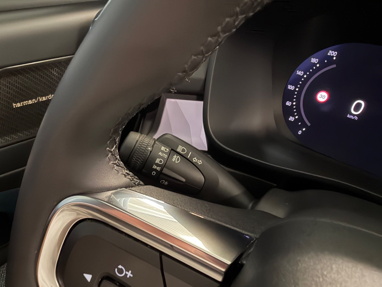 Blå Volvo XC40 fra 2023