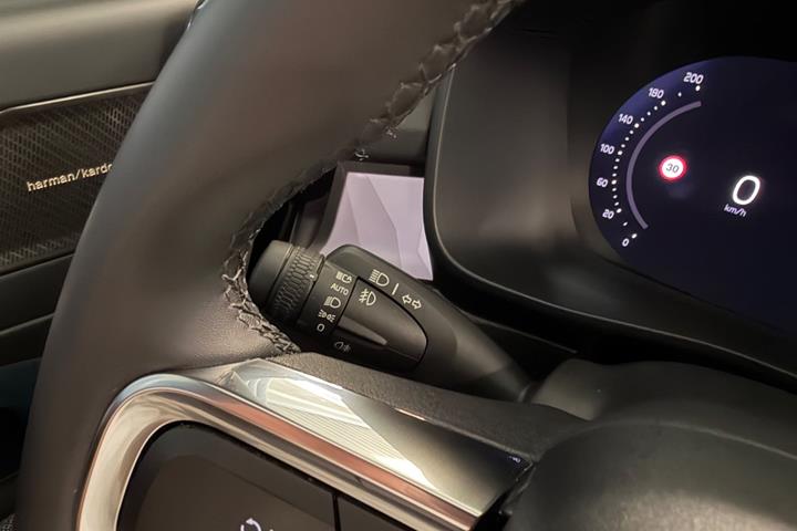 Blå Volvo XC40 fra 2023