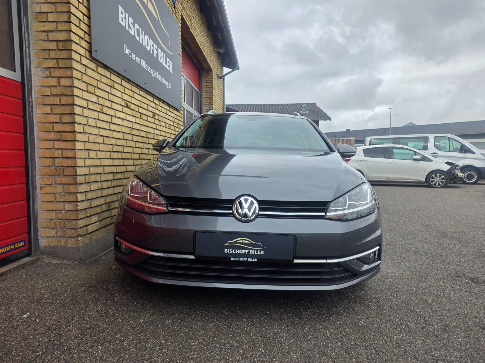 Grå VW Golf VII fra 2019