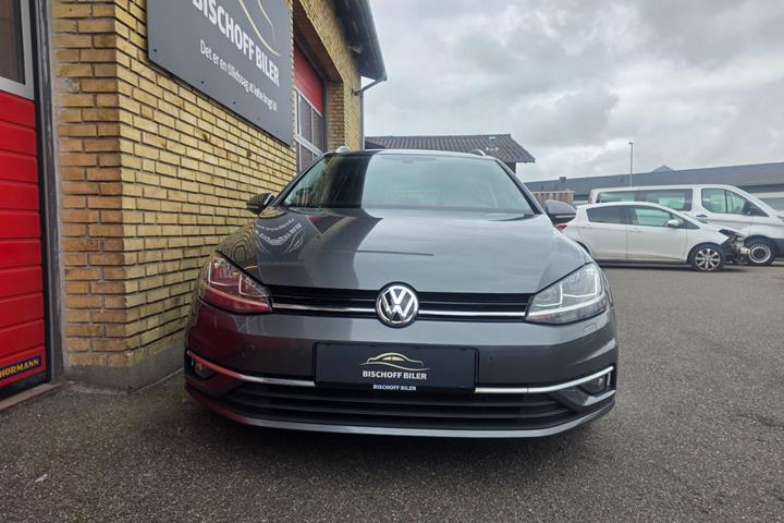 Grå VW Golf VII fra 2019
