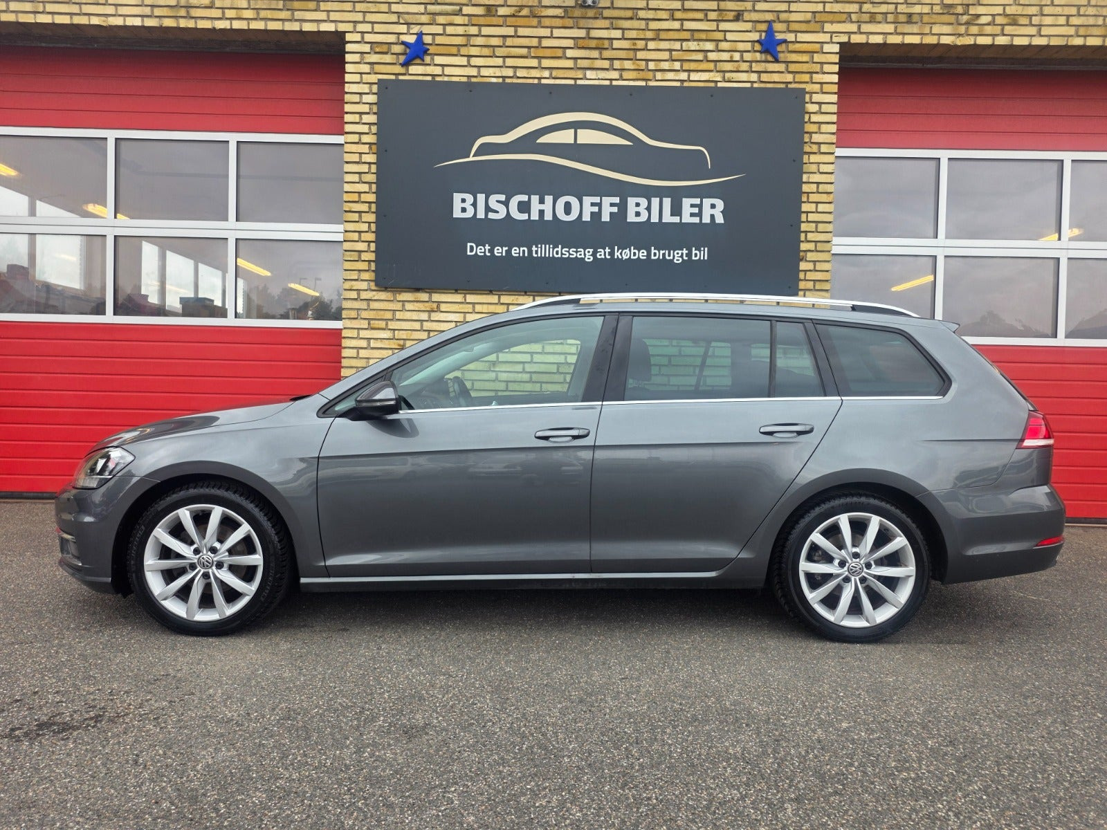 Grå VW Golf VII fra 2019