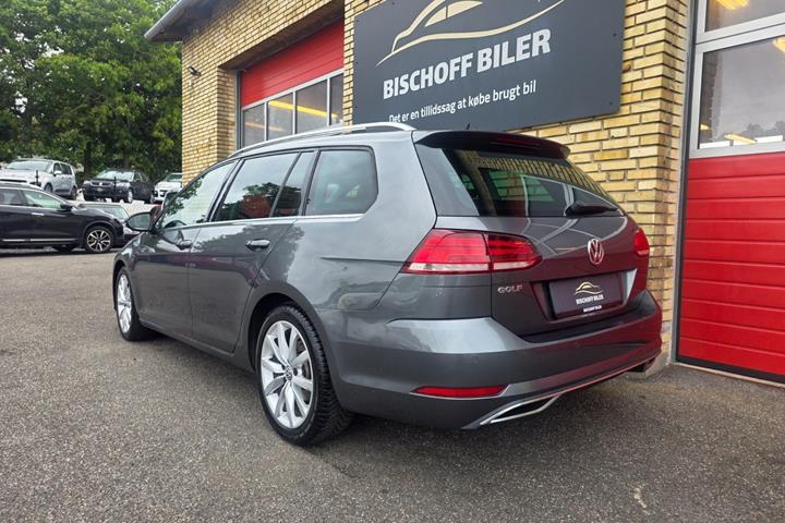 Grå VW Golf VII fra 2019