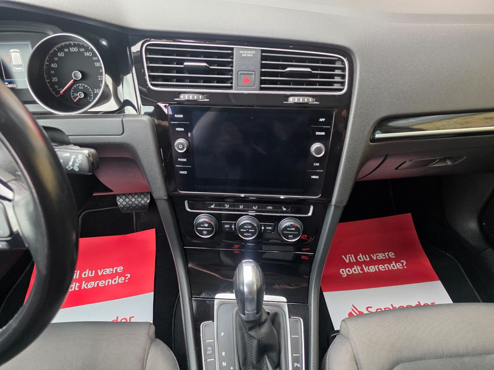 Grå VW Golf VII fra 2019