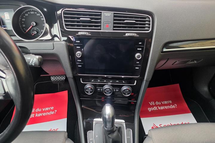 Grå VW Golf VII fra 2019