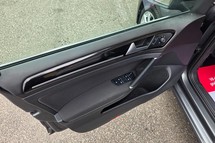 Grå VW Golf VII fra 2019