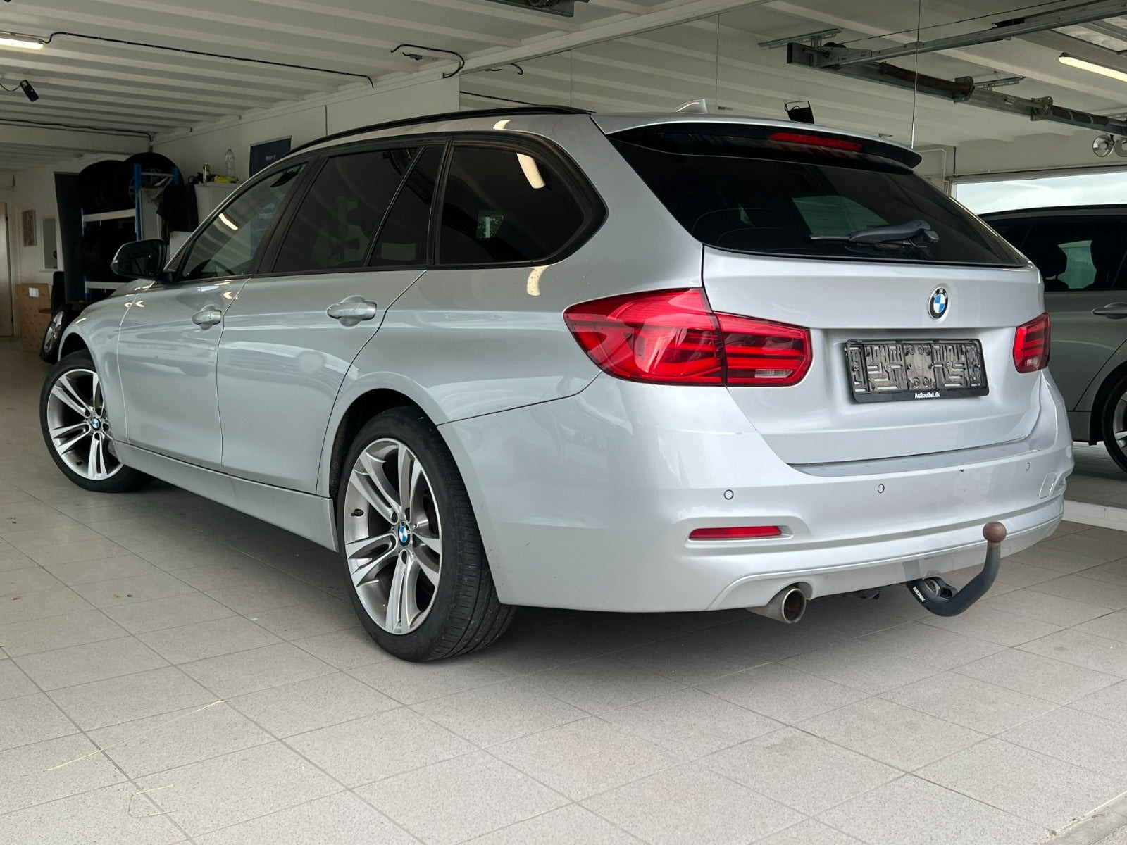 Sølv BMW 318d fra 2017