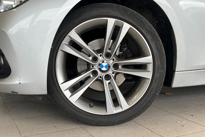 Sølv BMW 318d fra 2017