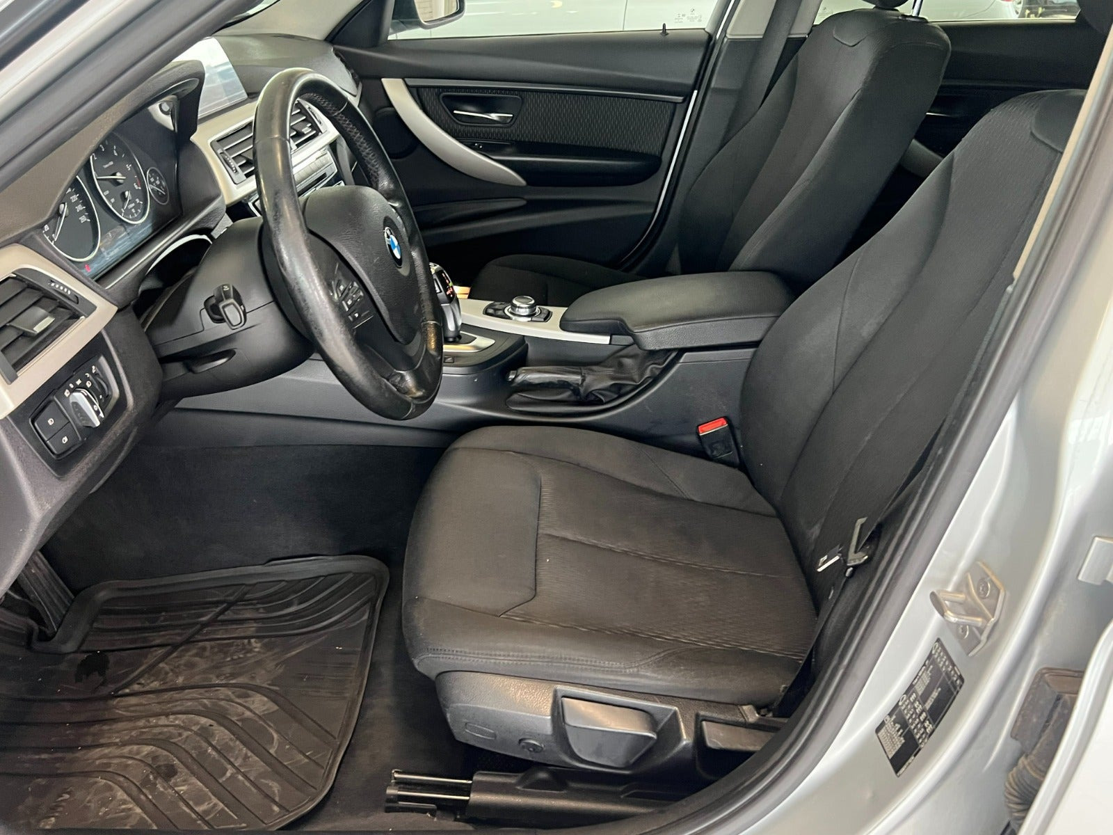 Sølv BMW 318d fra 2017