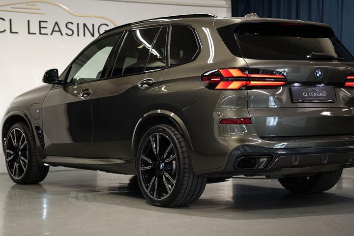 Grøn BMW X5 fra 2023