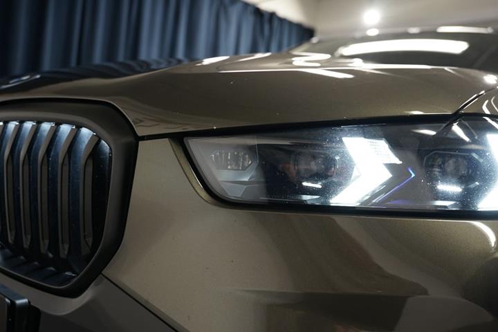 Grøn BMW X5 fra 2023