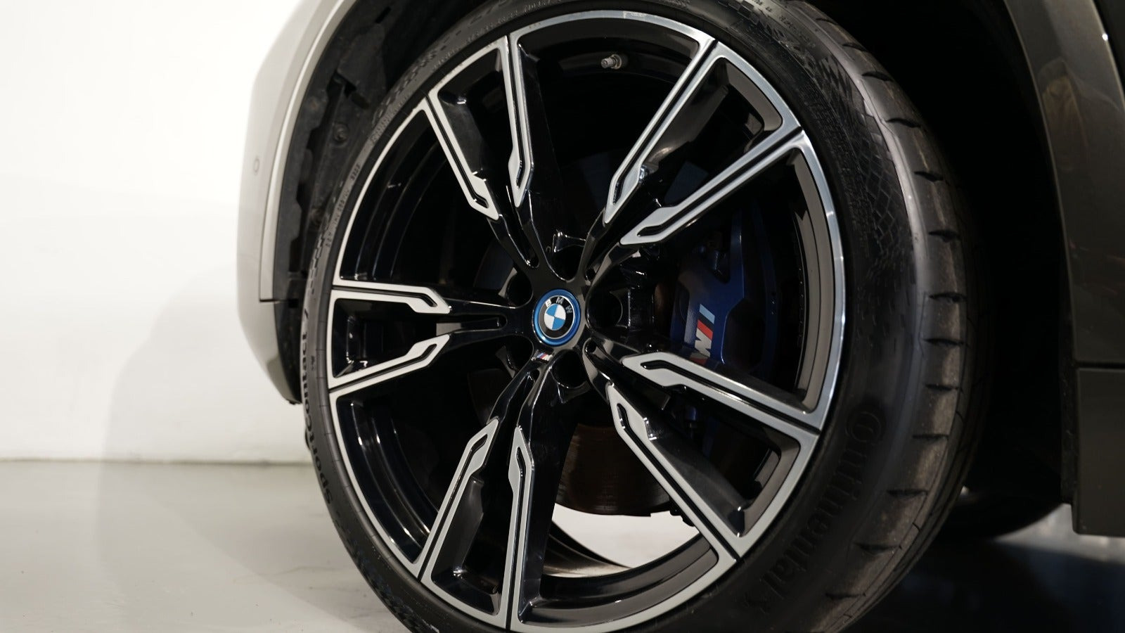 Grøn BMW X5 fra 2023