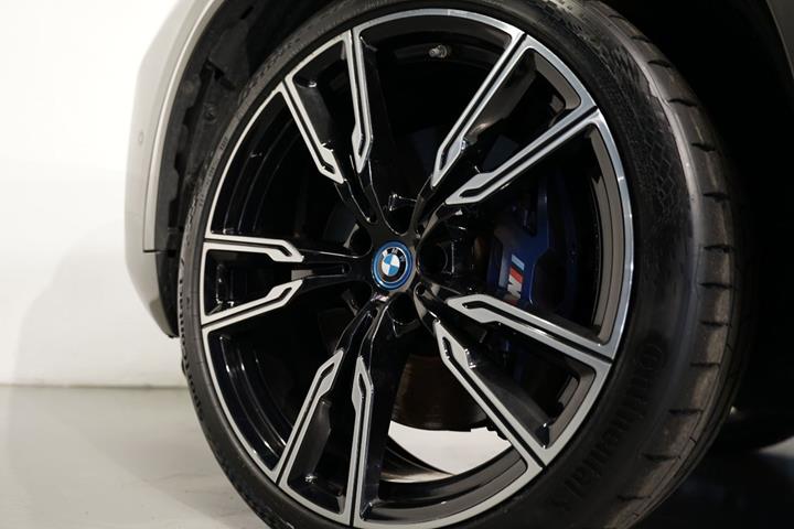 Grøn BMW X5 fra 2023