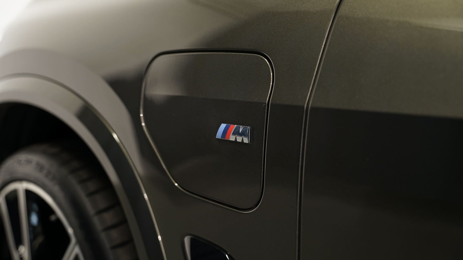Grøn BMW X5 fra 2023