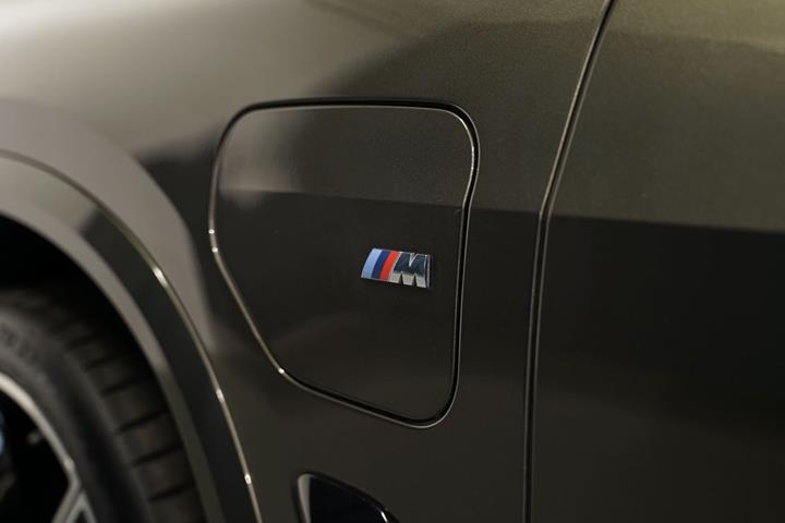 Grøn BMW X5 fra 2023