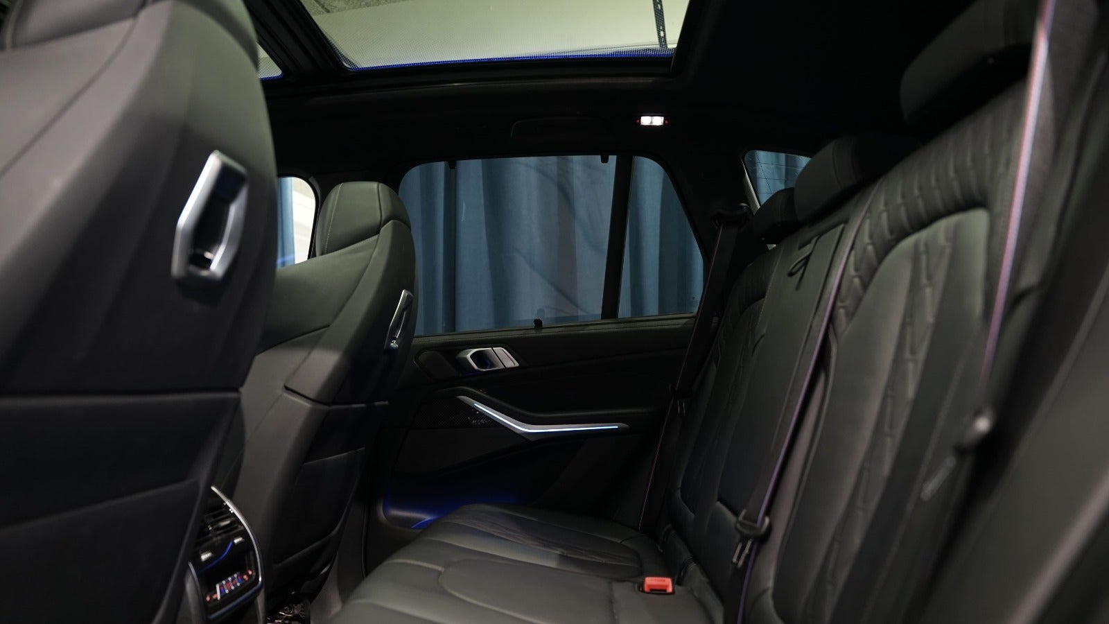 Grøn BMW X5 fra 2023