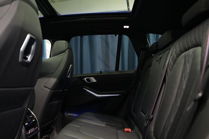 Grøn BMW X5 fra 2023