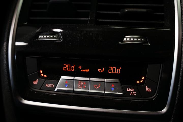 Grøn BMW X5 fra 2023