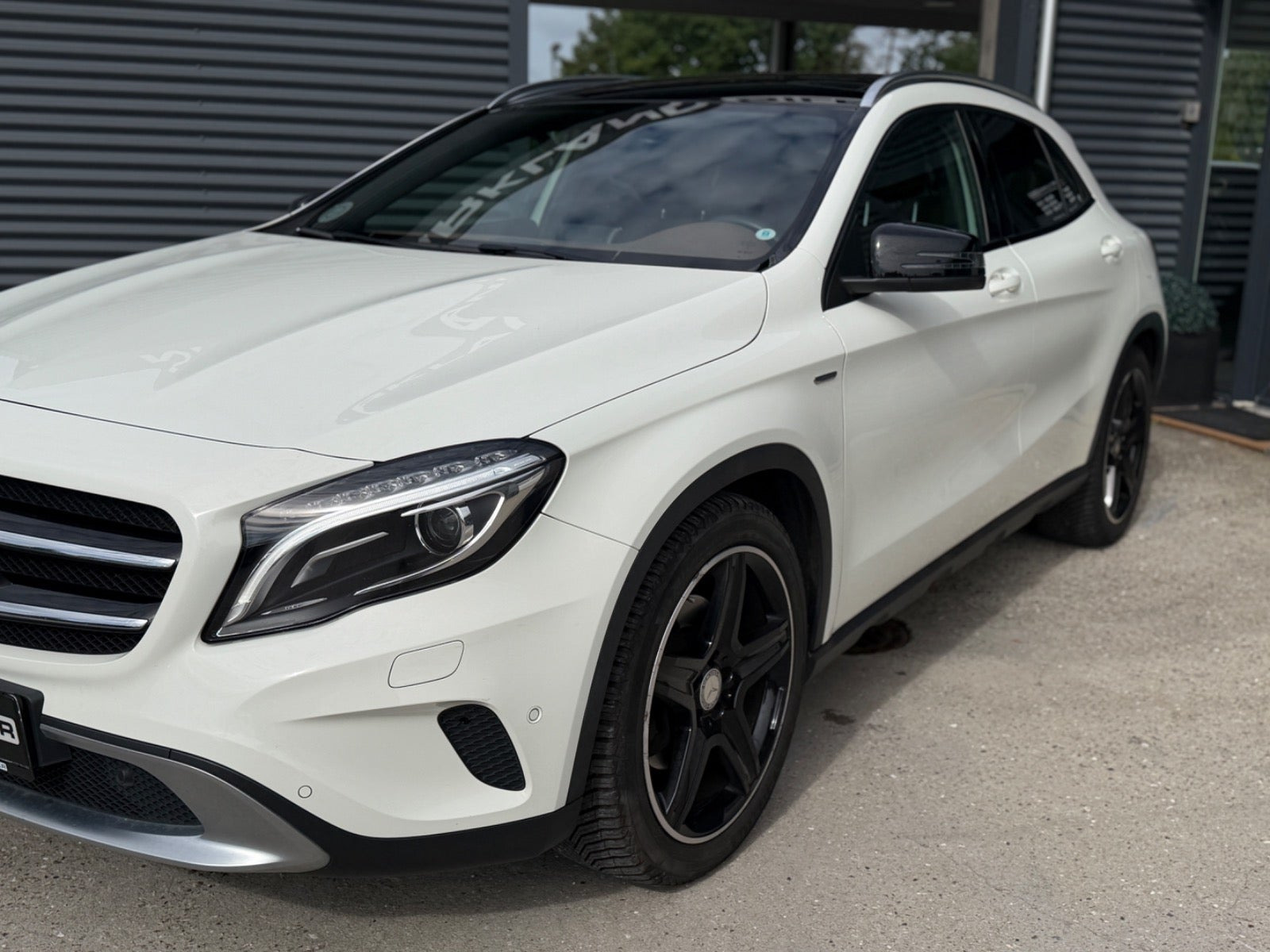 Hvid Mercedes GLA250 fra 2014