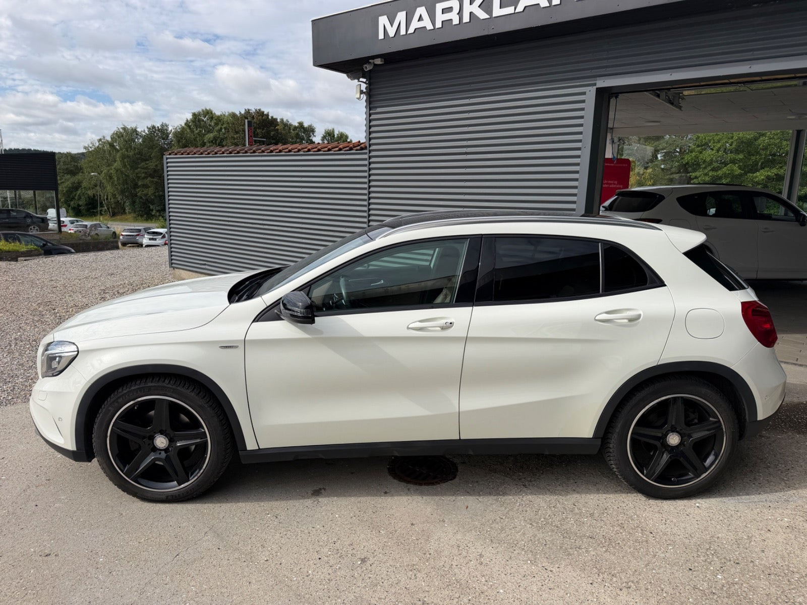 Hvid Mercedes GLA250 fra 2014