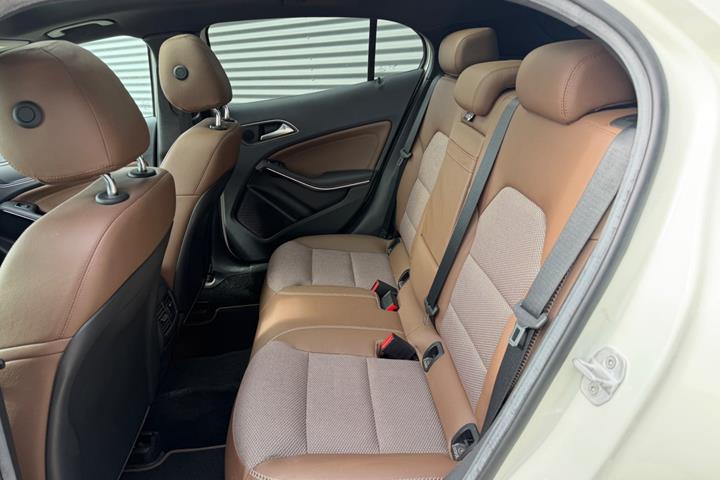Hvid Mercedes GLA250 fra 2014