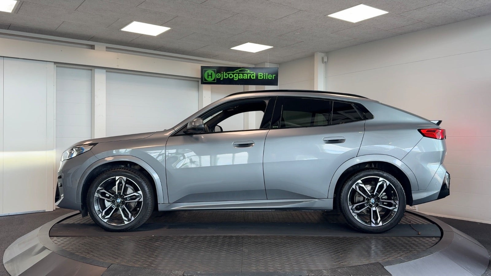 Grå BMW iX2 fra 2026
