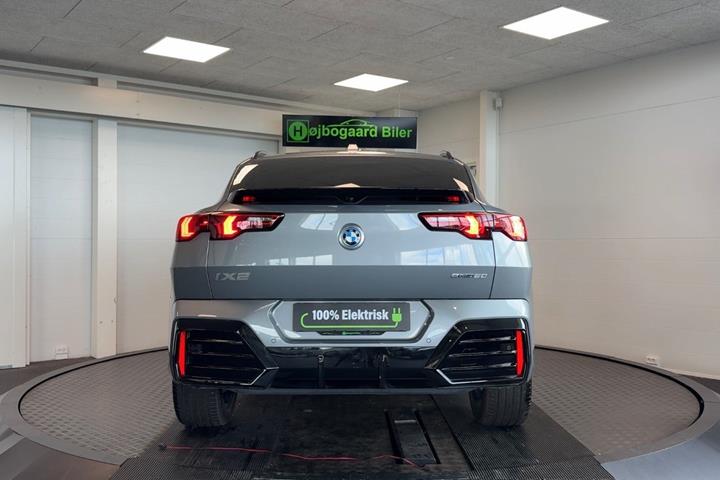 Grå BMW iX2 fra 2026